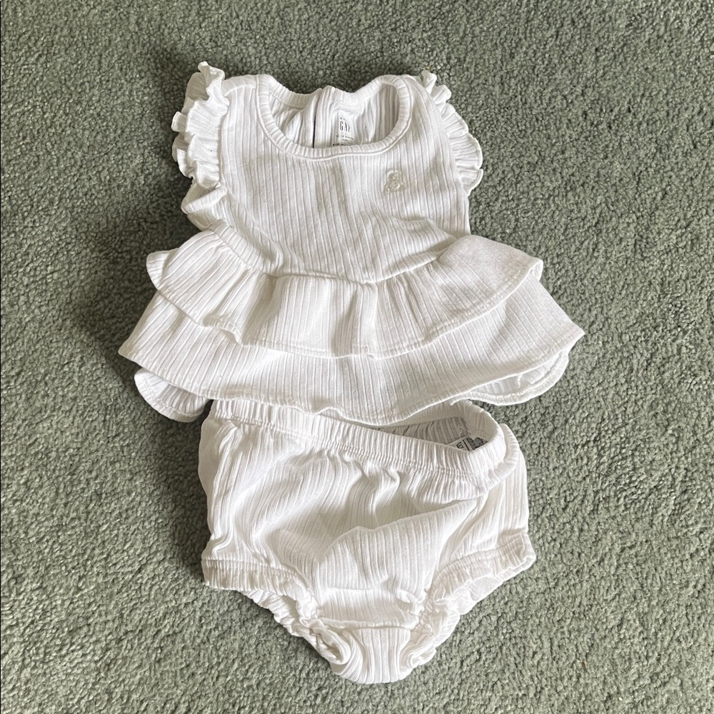 Never Worn Gap White Ruffled Baby Outfit